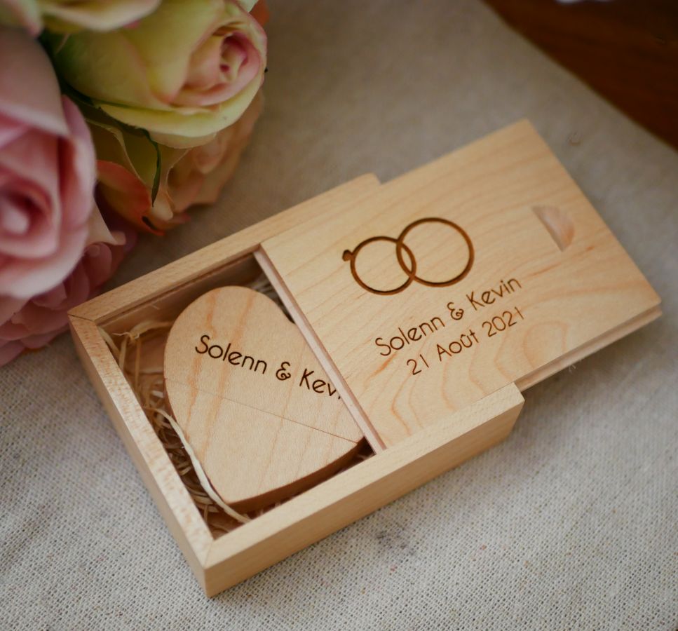 Chiavetta USB Heart da 32 GB in una confezione in legno chiaro