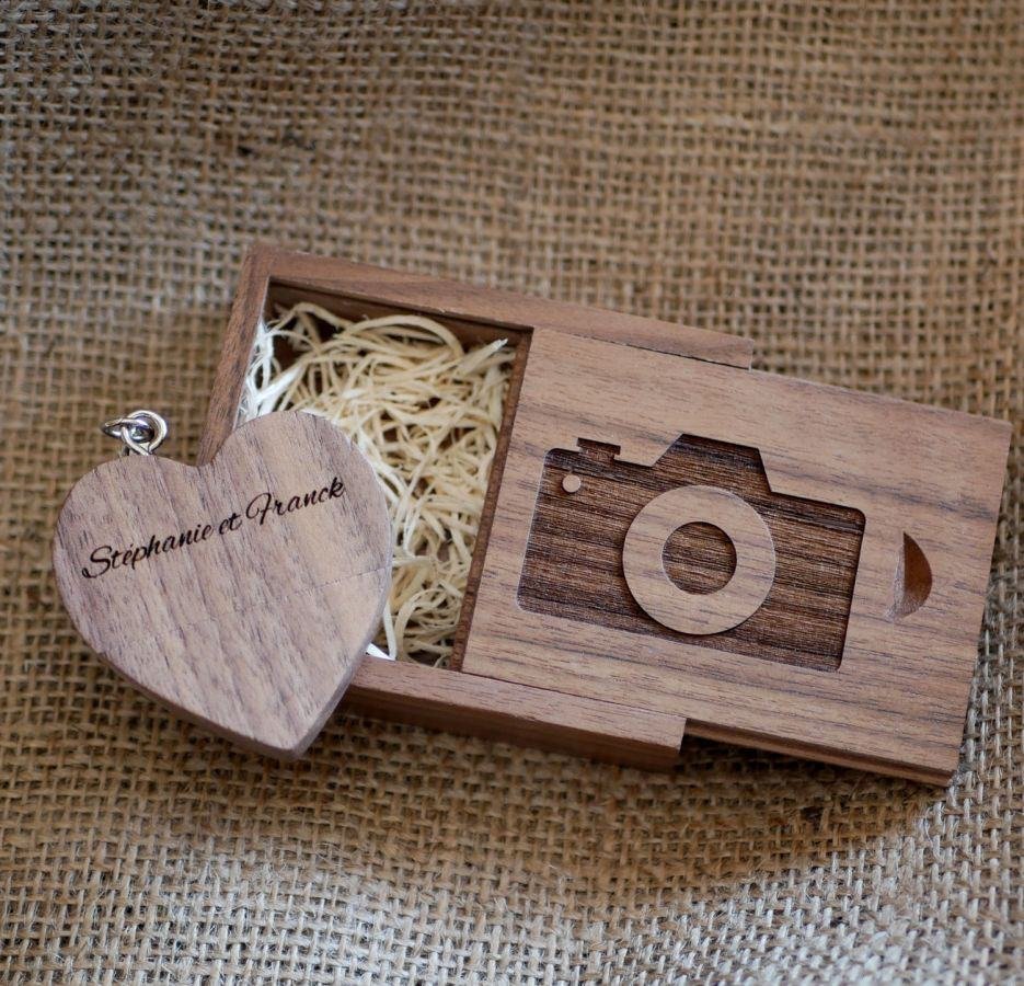 Chiavetta USB Heart da 32 GB in una scatola di legno scuro