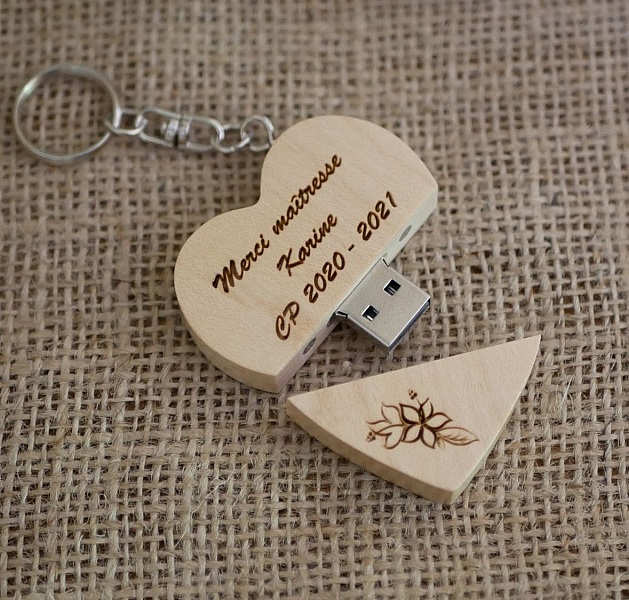 Clé USB cœur en bois personnalisée avec porte-clés.
