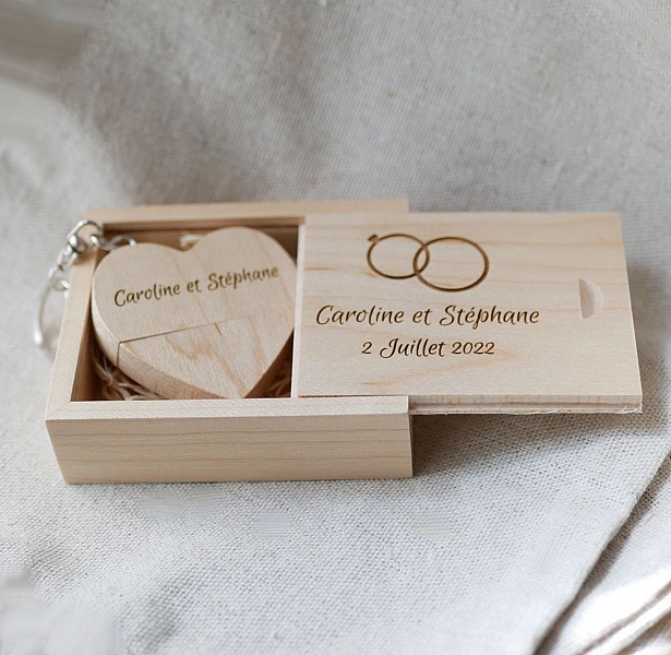 Clé USB cœur personnalisée dans son coffret en bois.