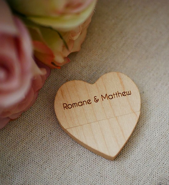 Clé USB en bois en forme de cœur personnalisée.