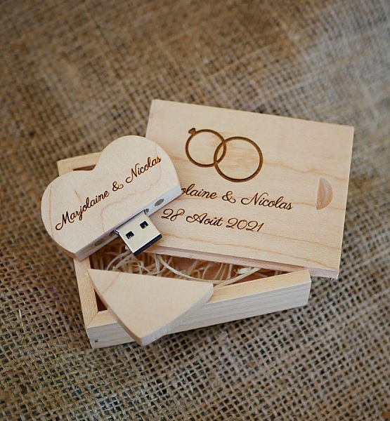 Clé USB cœur personnalisée dans son coffret en bois clair.