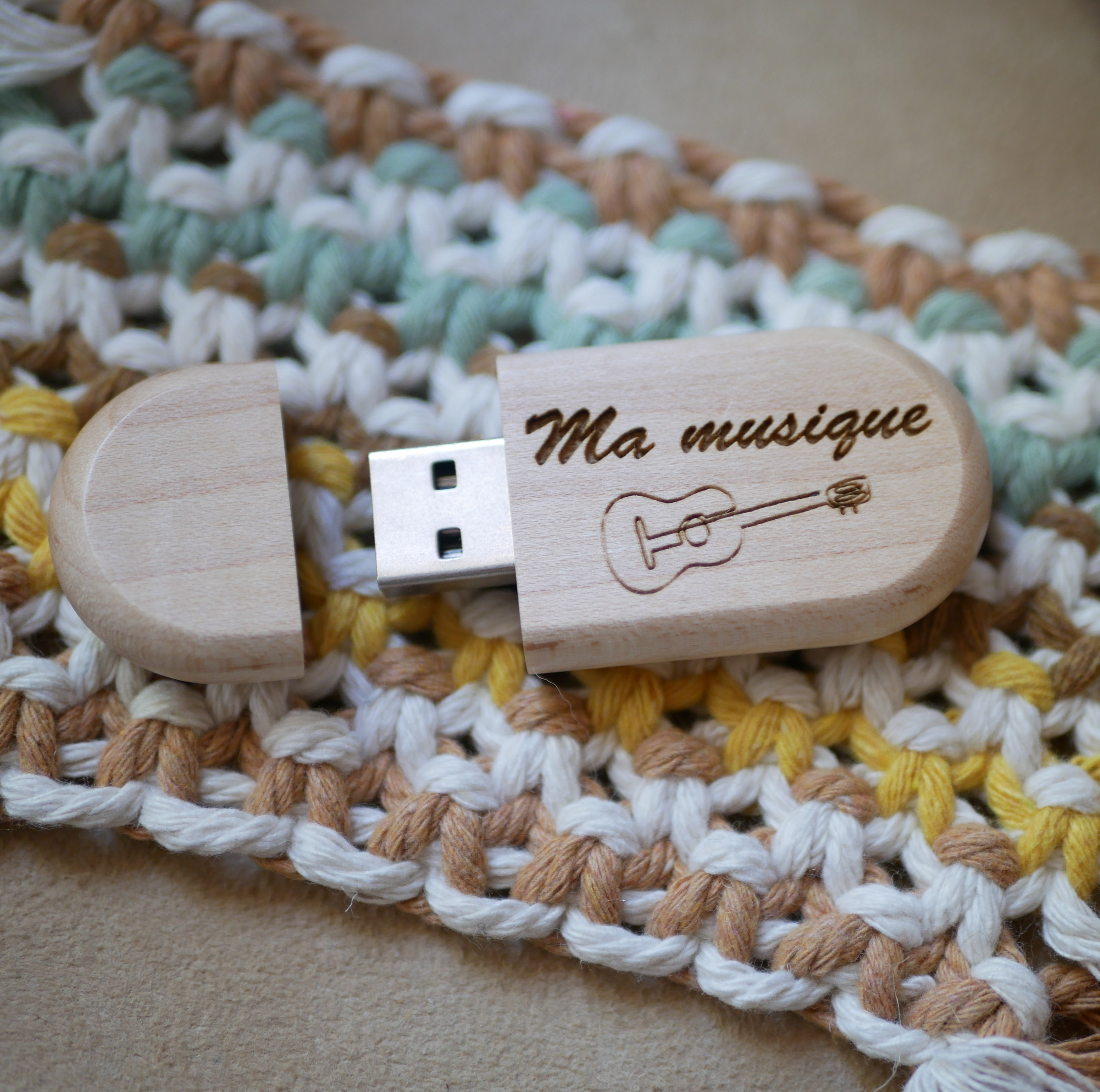 Chiave USB ovale da personalizzare con un'incisione, a scelta tra i due tipi di legno