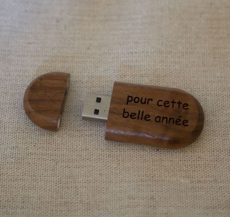 Chiave USB ovale da personalizzare con un'incisione, a scelta tra i due tipi di legno