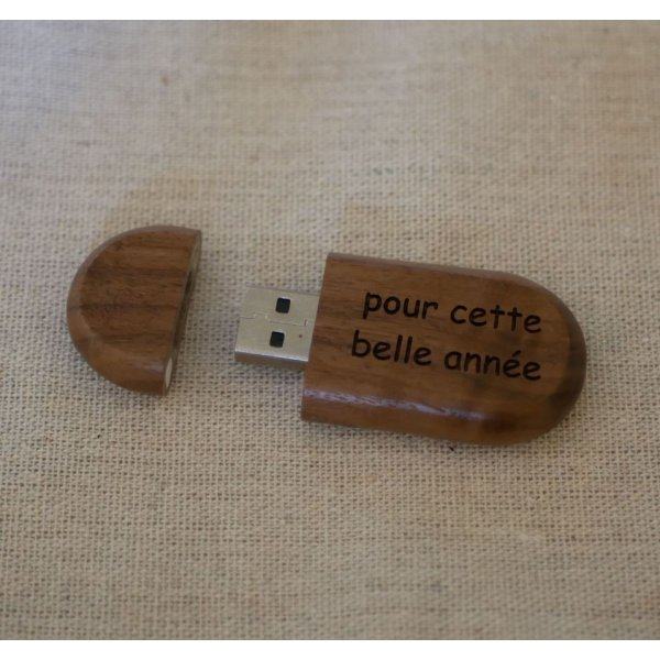 Chiave USB ovale da personalizzare con un'incisione, a scelta tra i due tipi di legno