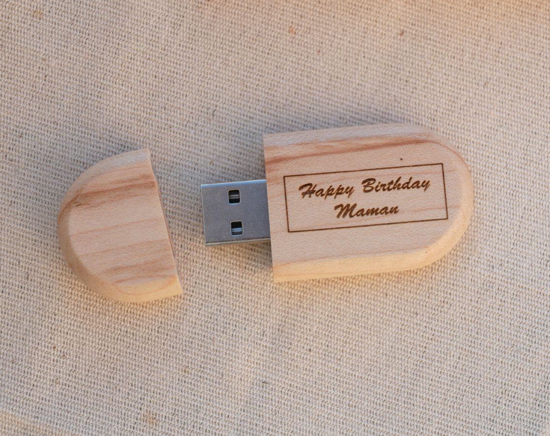 Chiave USB ovale da personalizzare con un'incisione, a scelta tra i due tipi di legno