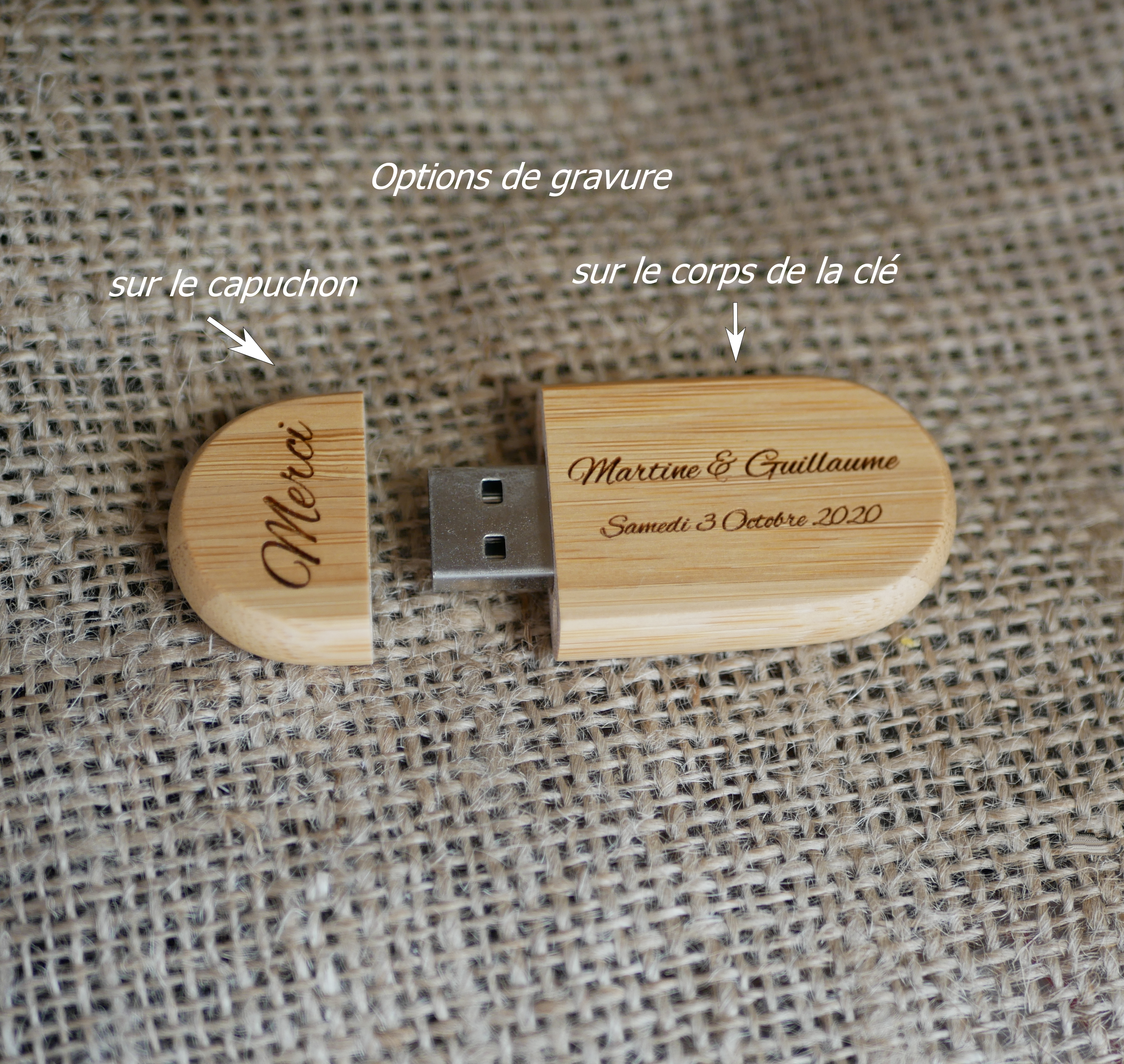 Chiave USB ovale da personalizzare con un'incisione, a scelta tra i due tipi di legno