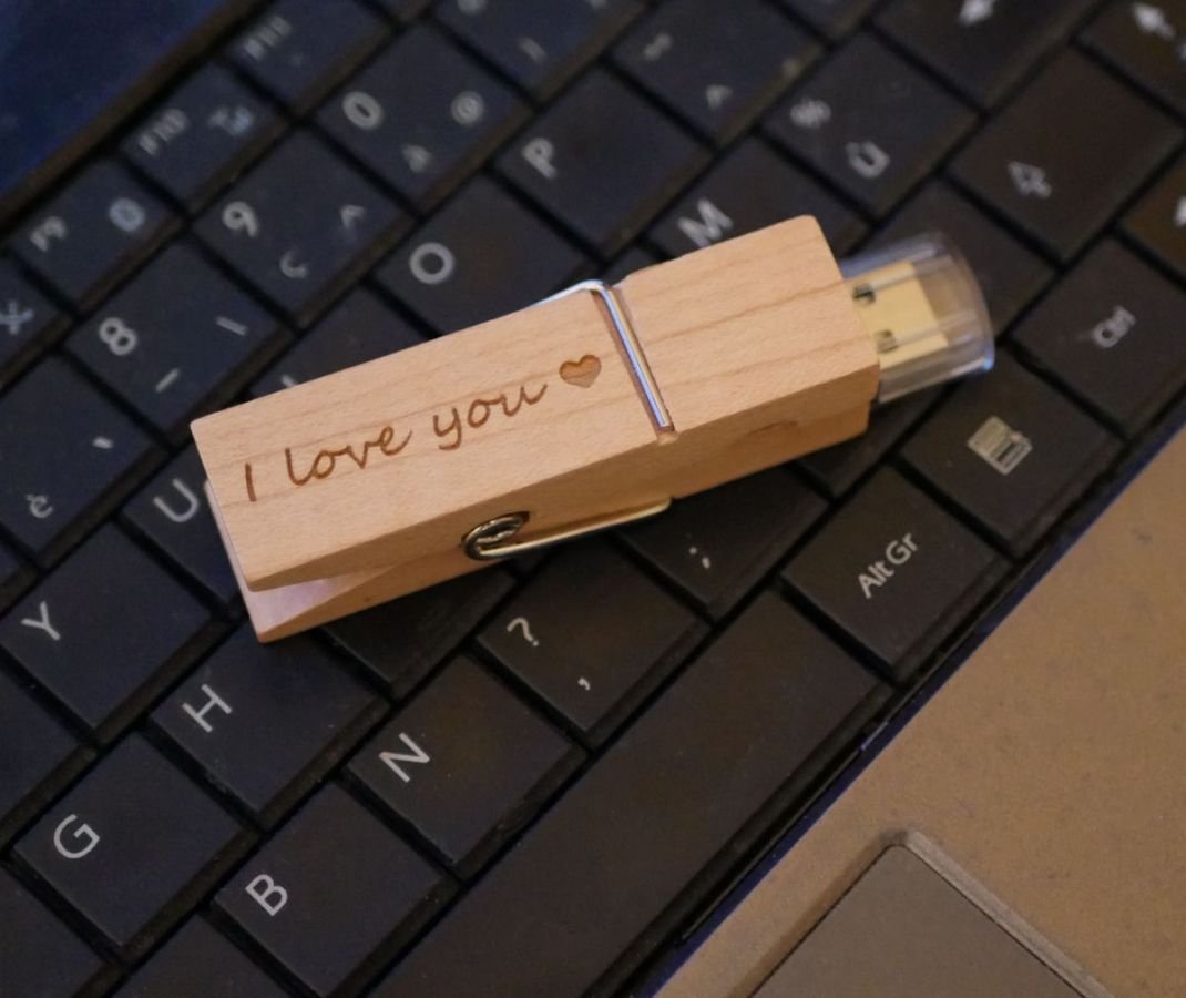 Chiave USB in legno incisa da personalizzare