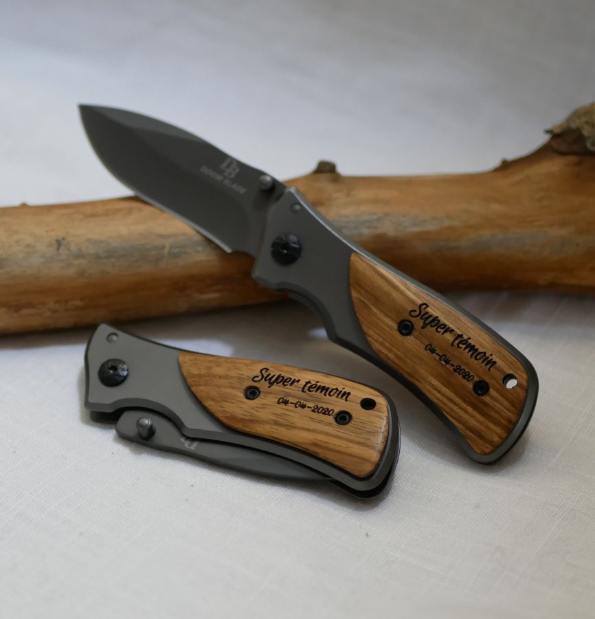 Coltello tascabile pieghevole con manico in legno inciso