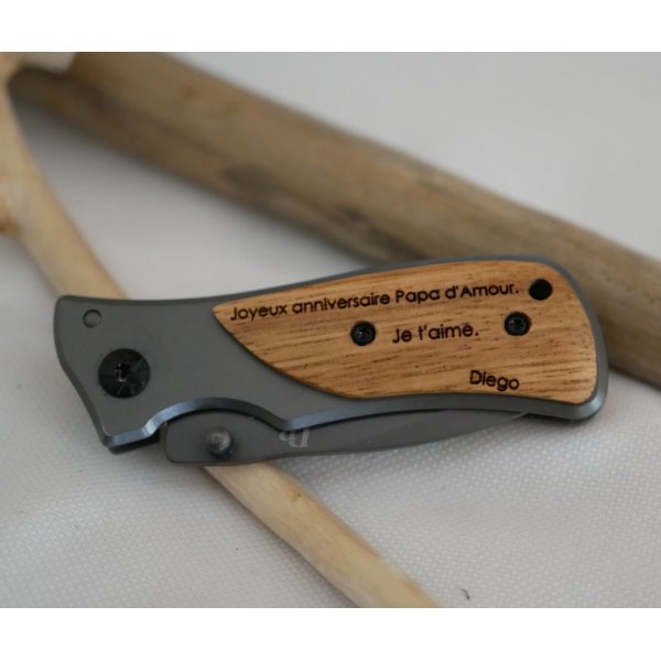 Coltello tascabile pieghevole con manico in legno inciso