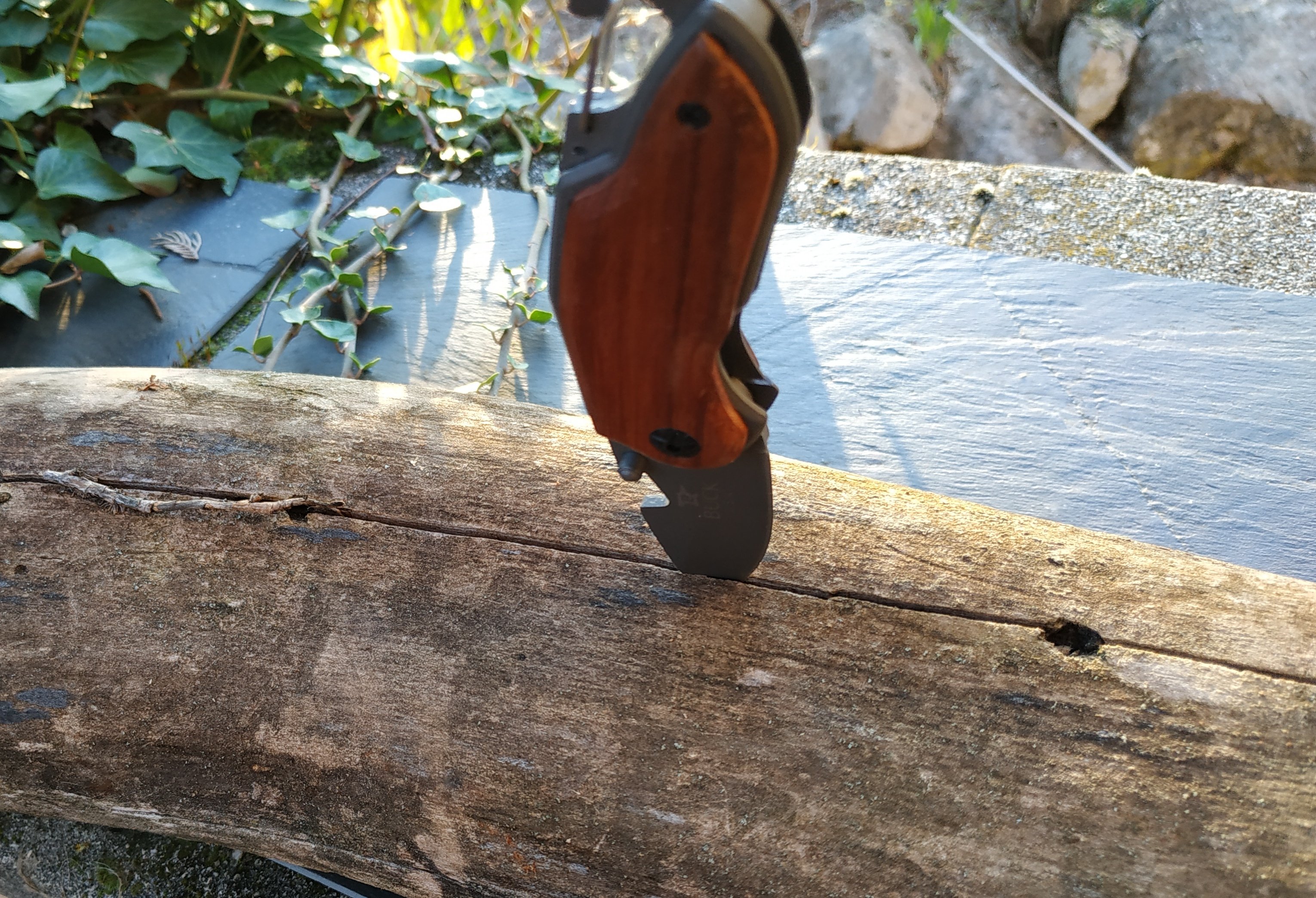 Coltello tascabile pieghevole, manico in legno con incisione