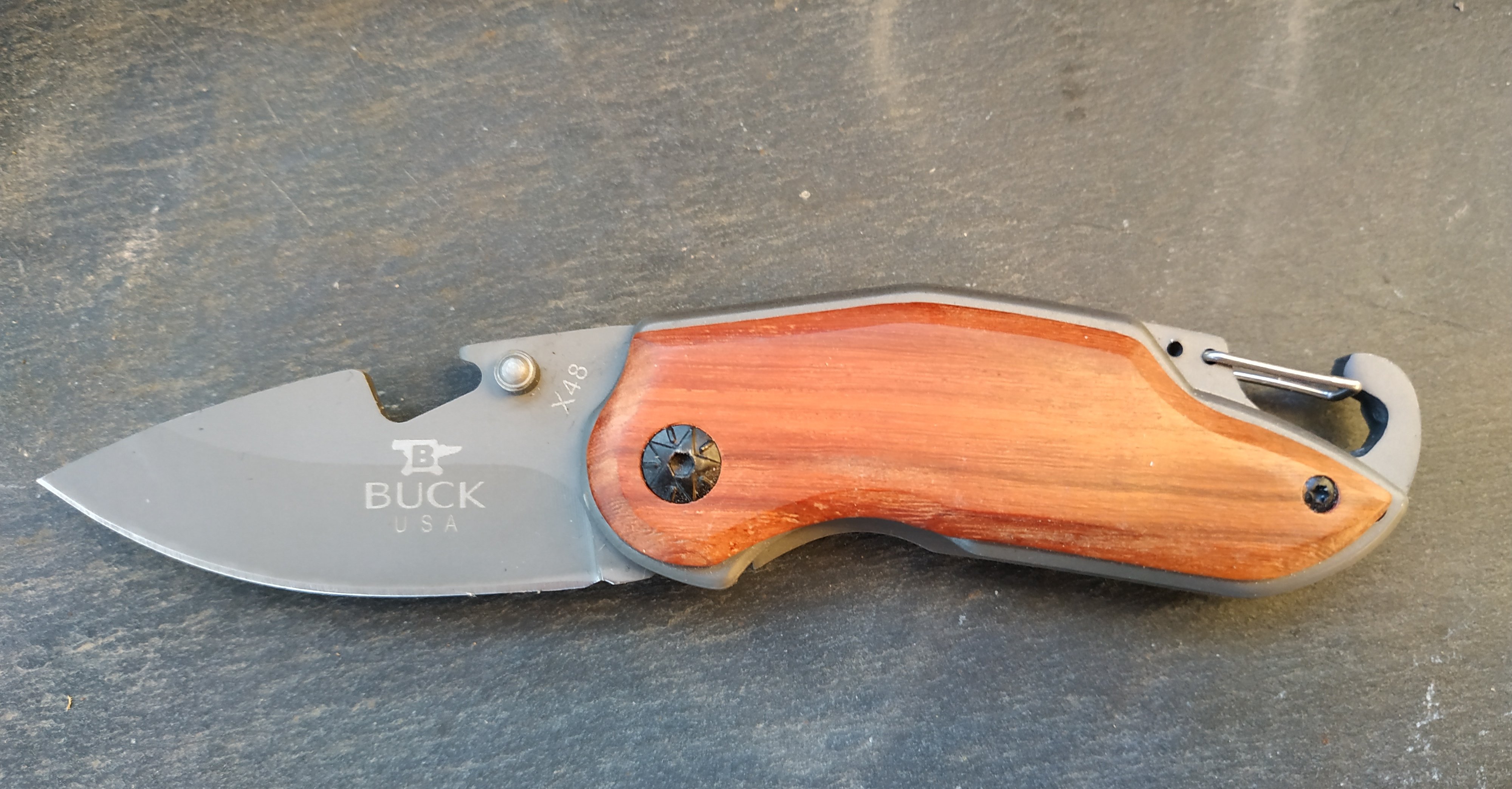 Coltello tascabile pieghevole, manico in legno con incisione