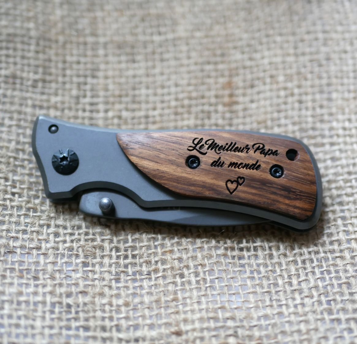 Coltello tascabile pieghevole con manico in legno inciso