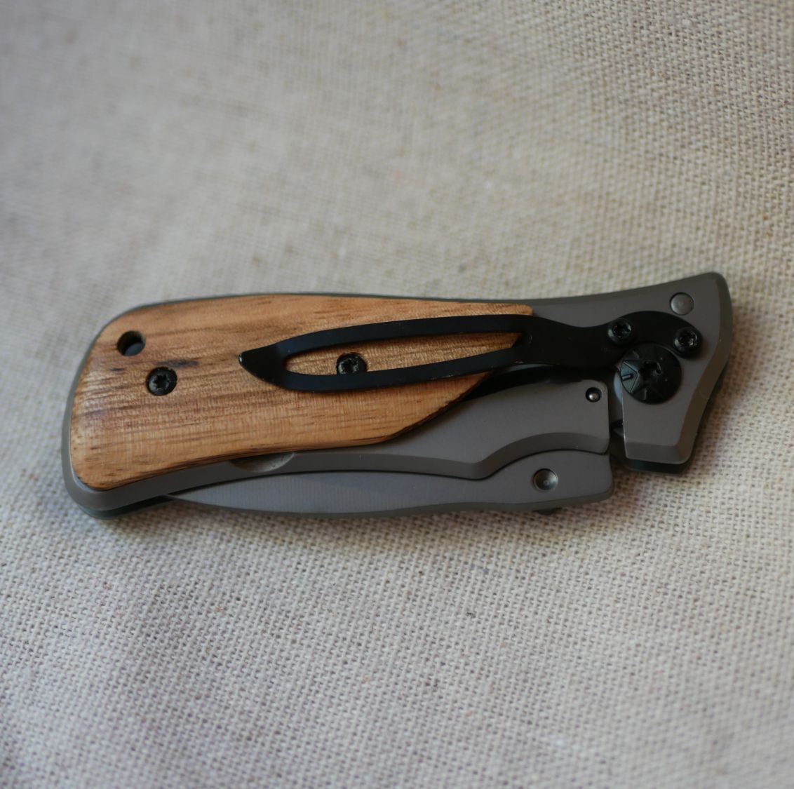 Coltello tascabile pieghevole con manico in legno inciso