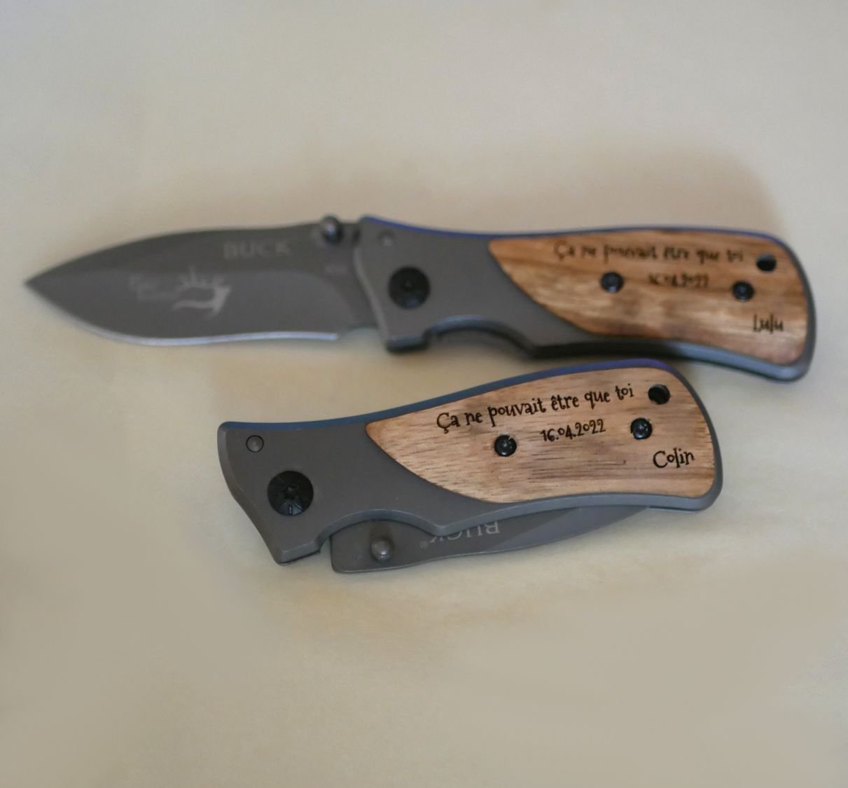 Coltello tascabile pieghevole con manico in legno inciso