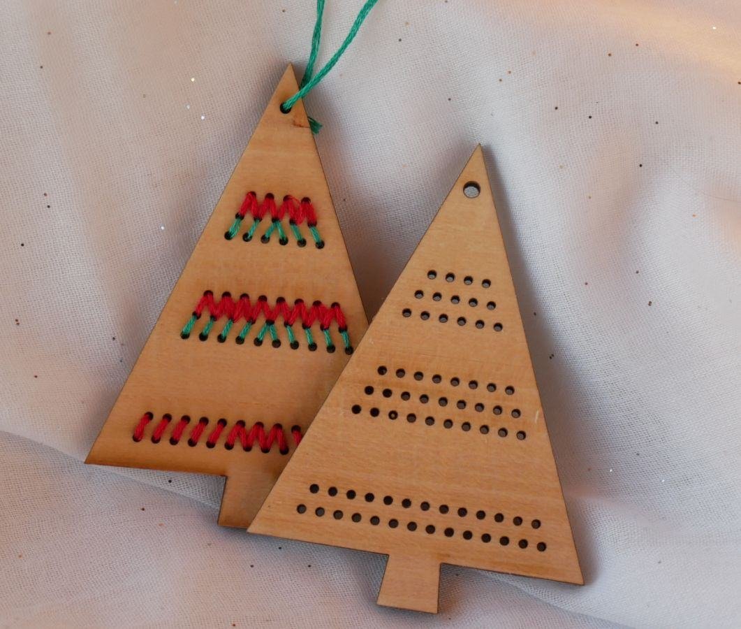 Ricamo su legno: muffola per decorazioni natalizie da ricamare da soli 