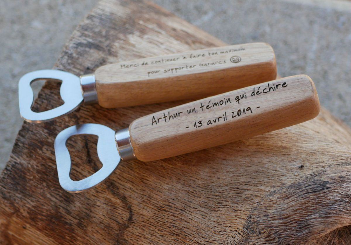 Apribottiglie in legno inciso da personalizzare, regalo di nozze 