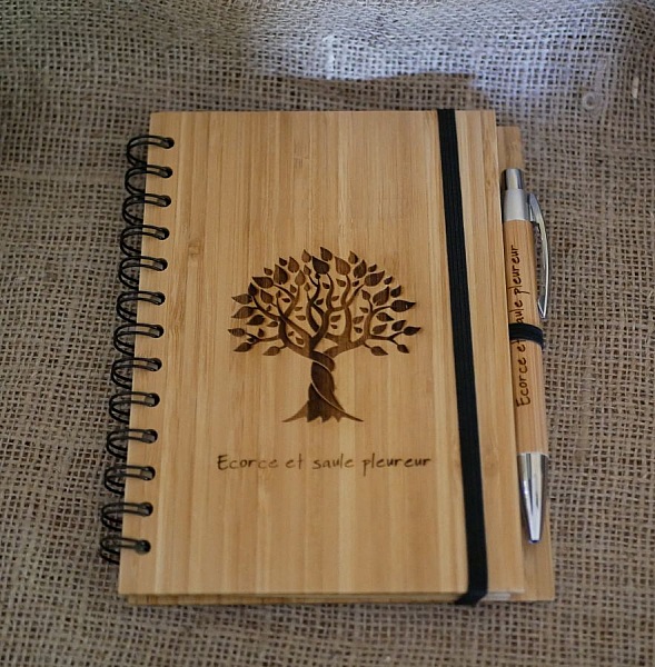 Livre d'or en bois personnalisé avec stylo pour mariage.