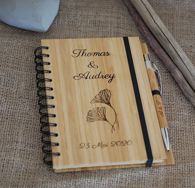 Livre d'or en bois personnalisé pour mariage avec stylo assorti.