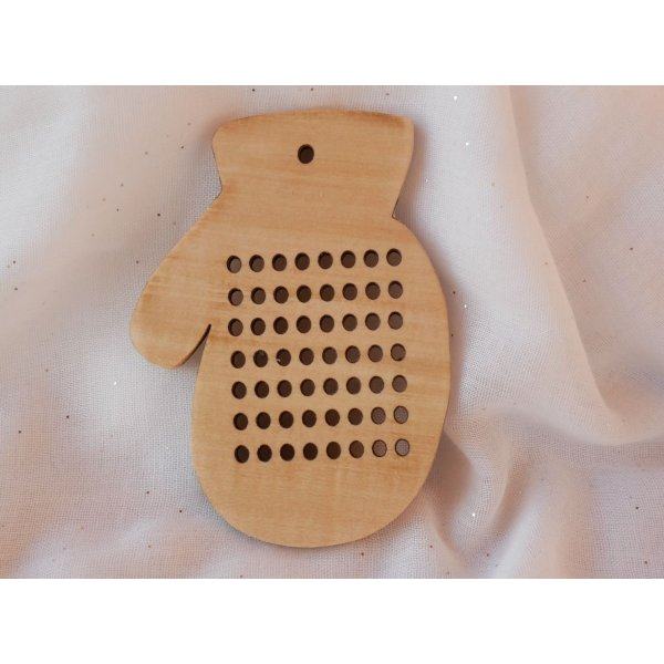 Ricamo su legno: muffola per decorazioni natalizie da ricamare da soli 