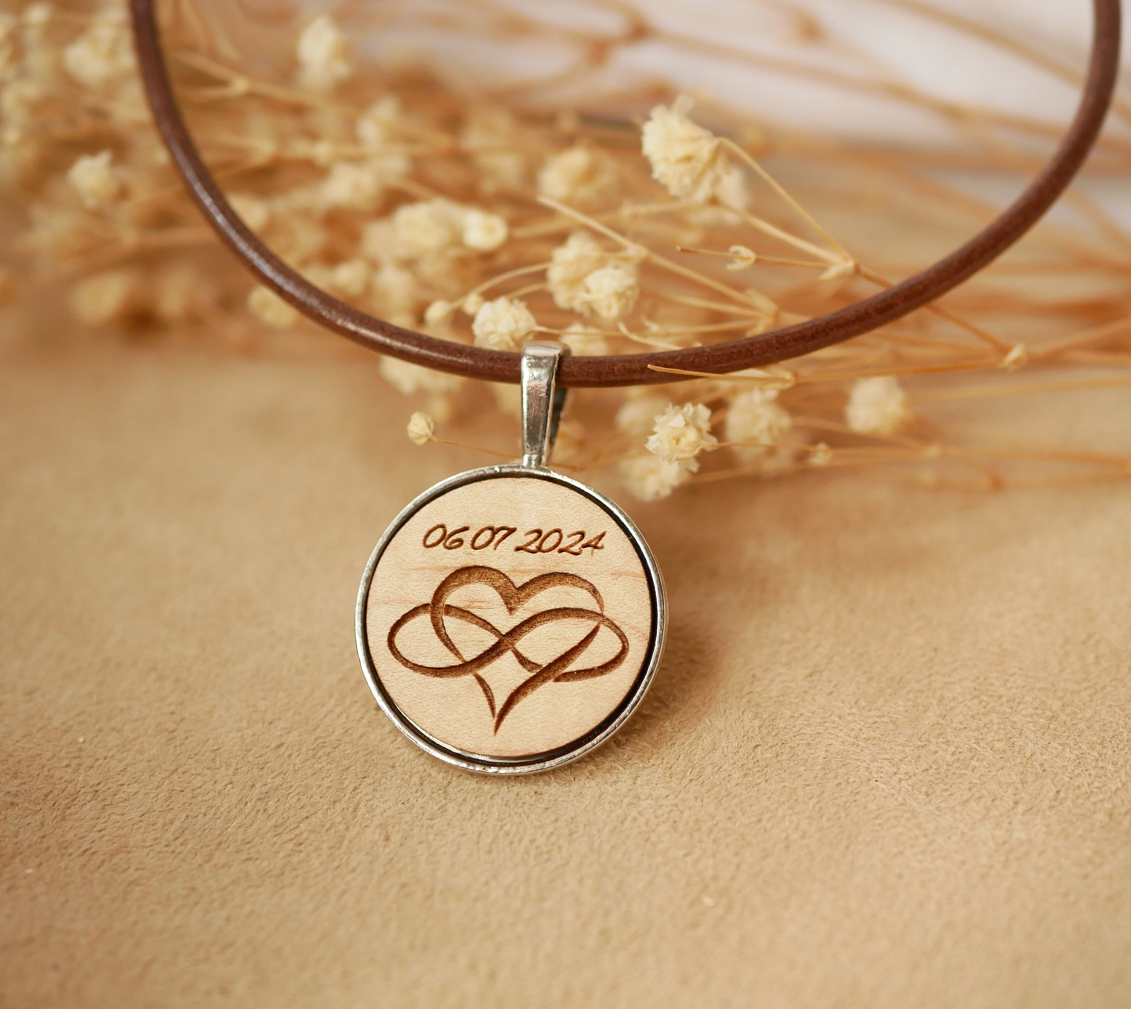Médaillon en bois gravé personnalisé sur collier en cuir.