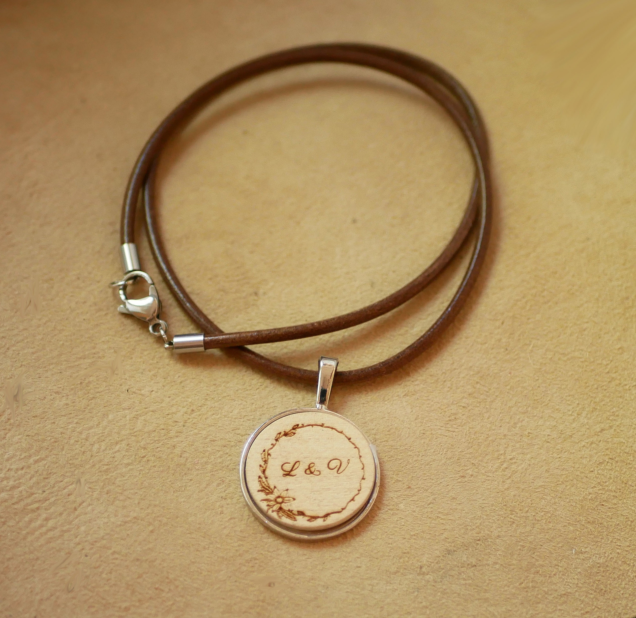 Collier en cuir avec médaillon en bois gravé personnalisé.