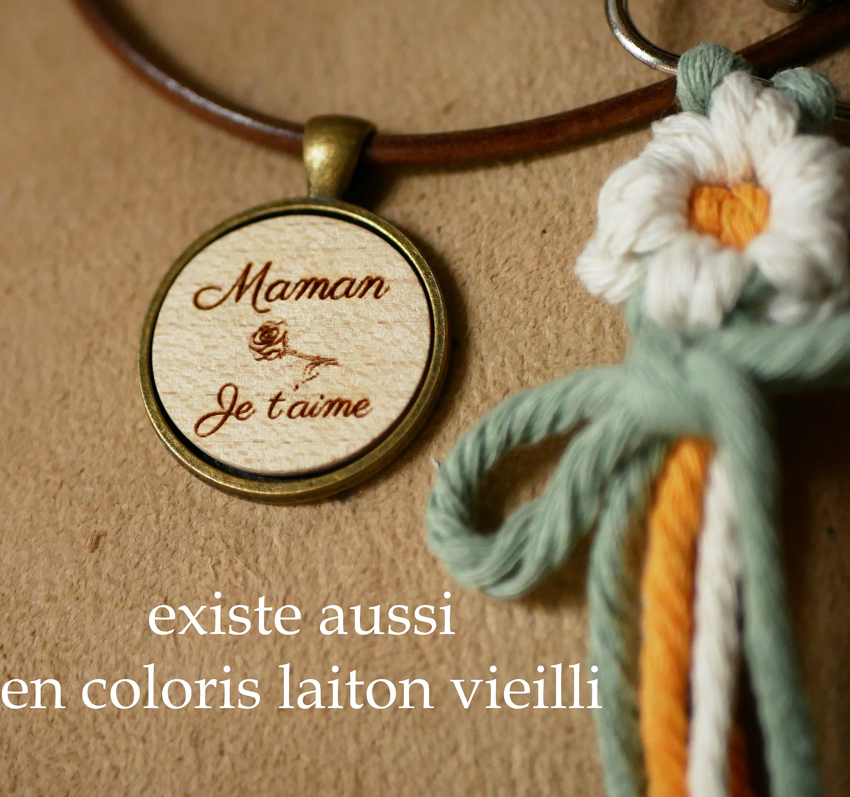 Médaillon en bois gravé personnalisé sur collier en cuir.