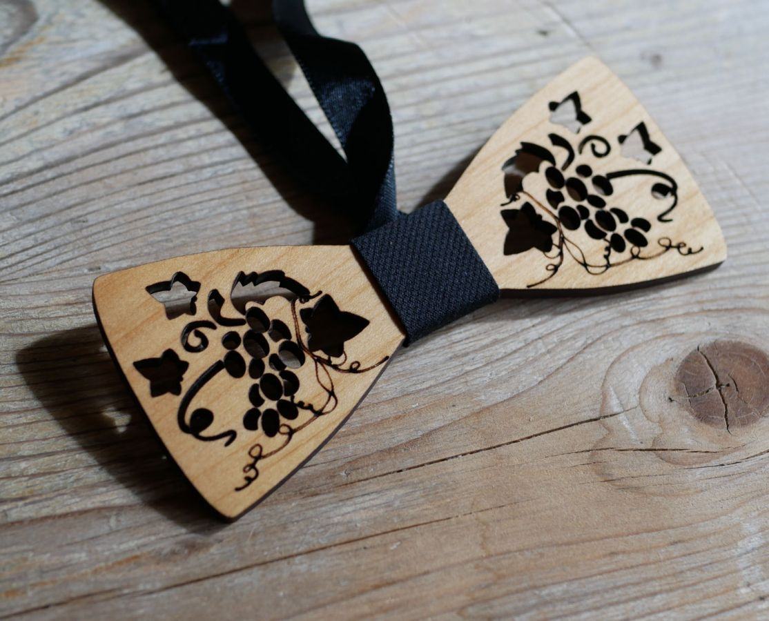 Papillon in legno traforato con viti e foglie realizzato in Francia