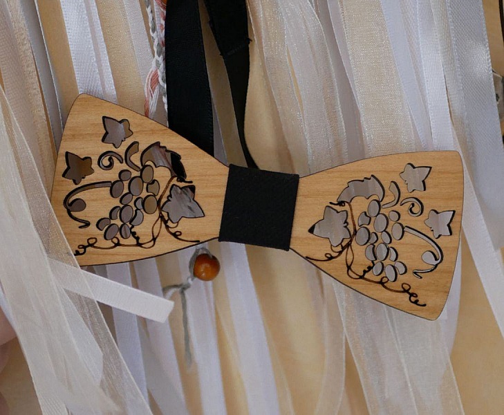 Papillon in legno traforato con viti e foglie realizzato in Francia