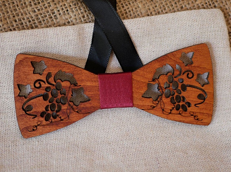 Papillon in legno traforato con viti e foglie realizzato in Francia