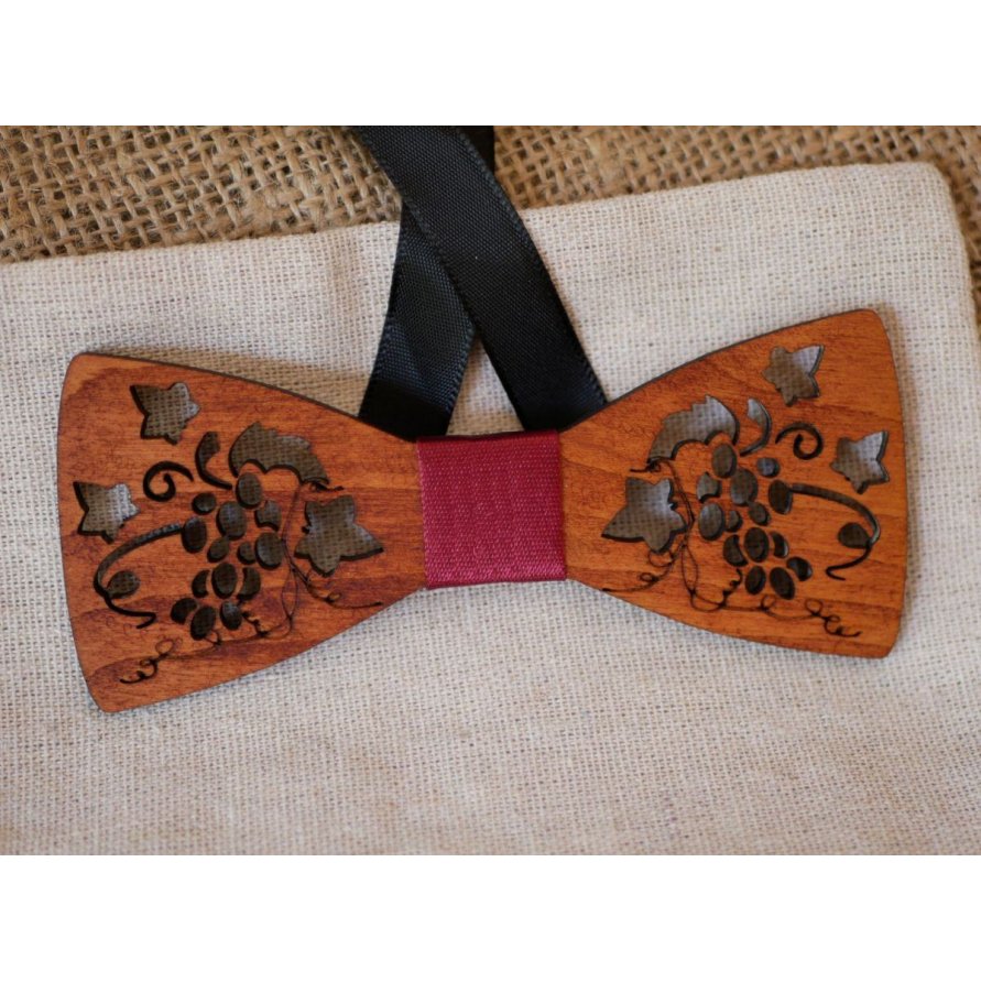 Papillon in legno traforato con viti e foglie realizzato in Francia