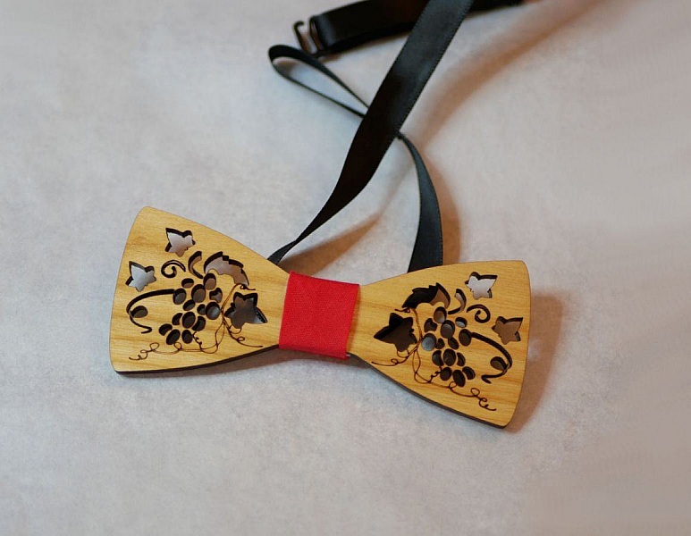 Papillon in legno traforato con viti e foglie realizzato in Francia