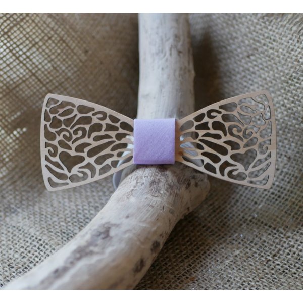 Papillon in legno con pizzo fine e cuore nascosto