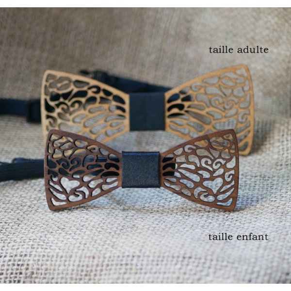 Papillon in legno con pizzo fine e cuore nascosto