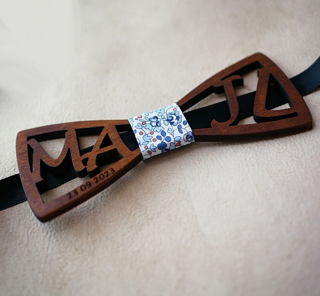 Nœud papillon en bois personnalisé avec initiales et date.