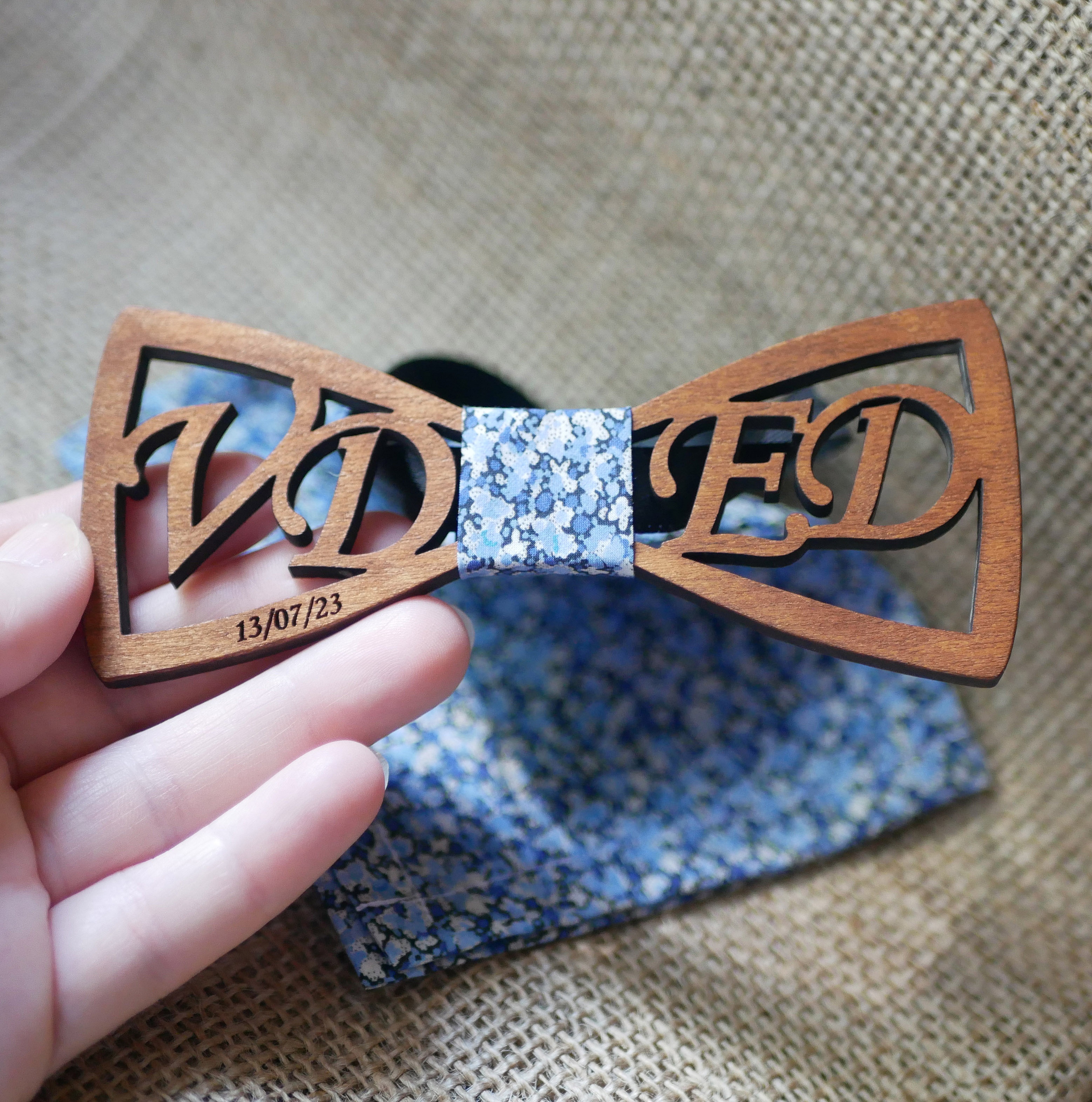 Nœud papillon en bois personnalisé avec initiales et date.