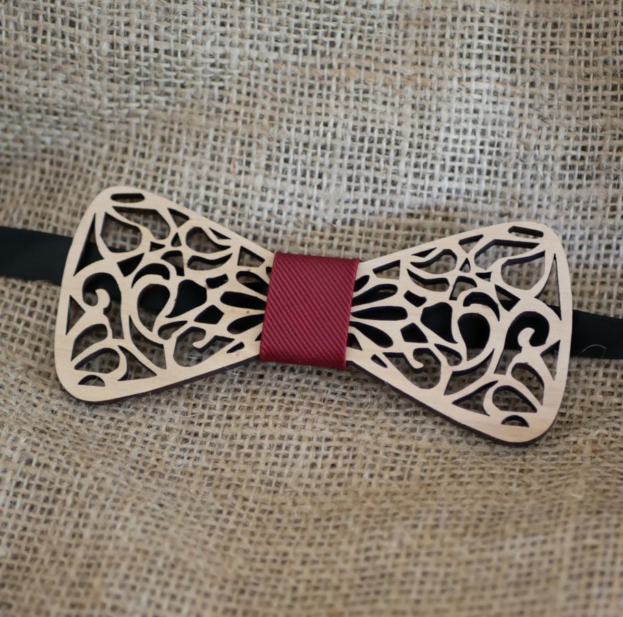 Papillon francese in legno con arabeschi scavati