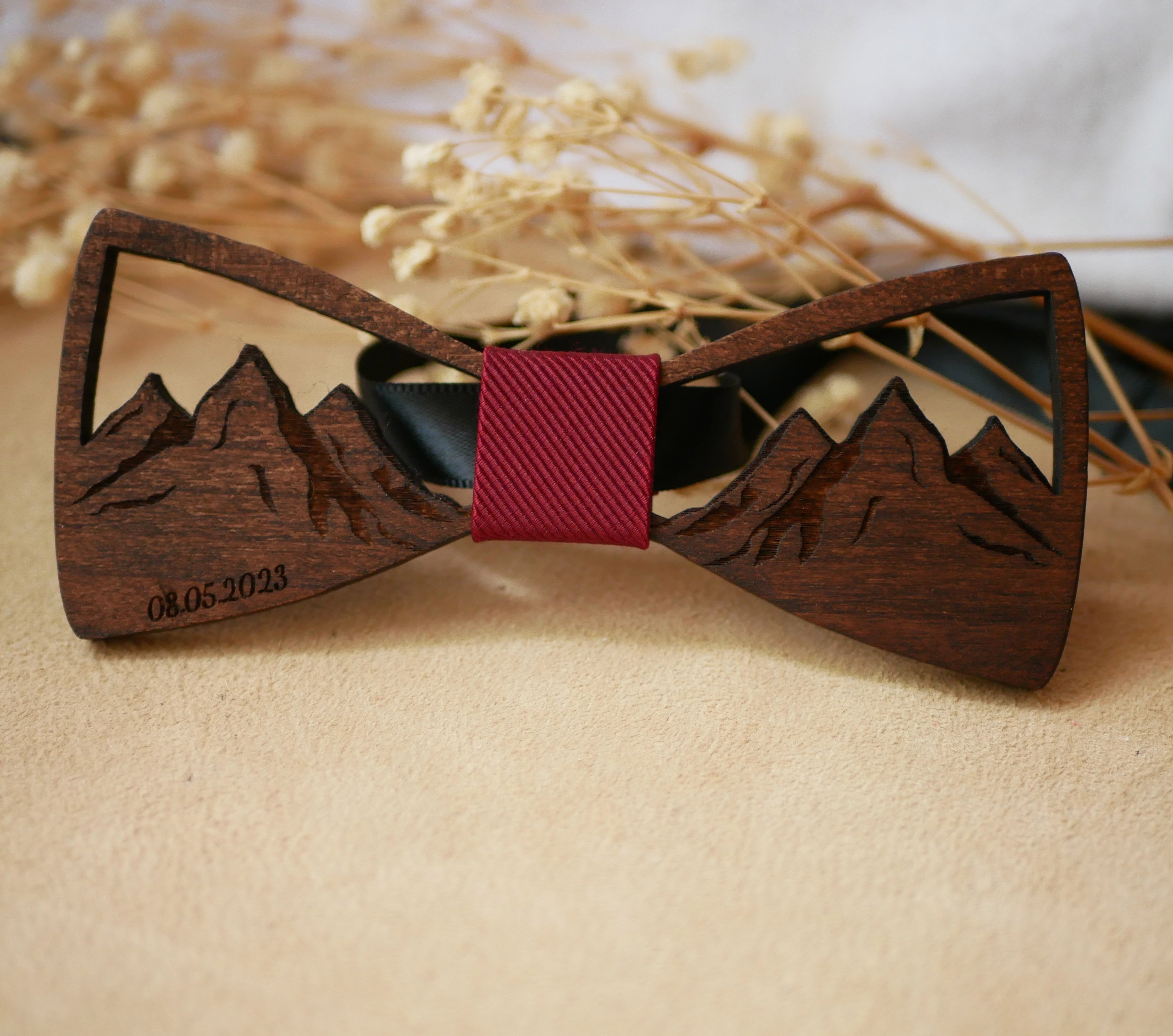 Papillon francese in legno decorato con montagne traforate 