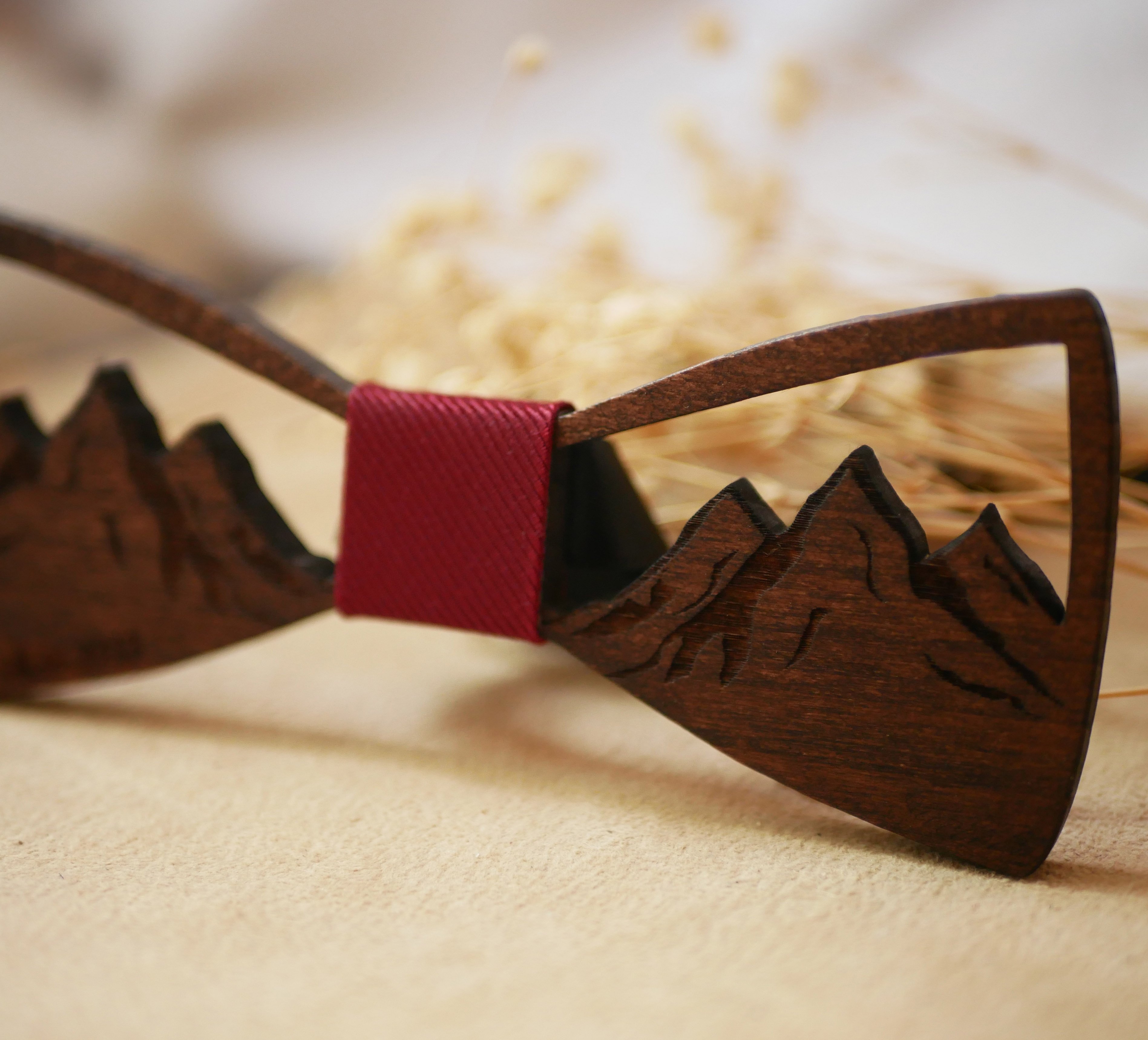 Papillon francese in legno decorato con montagne traforate 
