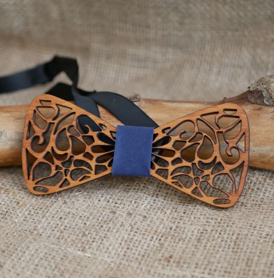Papillon francese in legno con arabeschi scavati