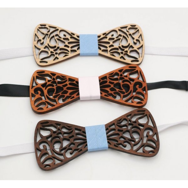 Papillon francese in legno con arabeschi scavati