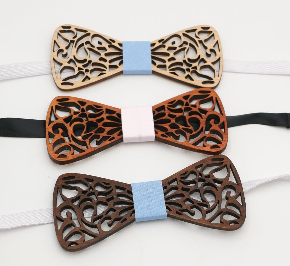 Papillon francese in legno con arabeschi scavati