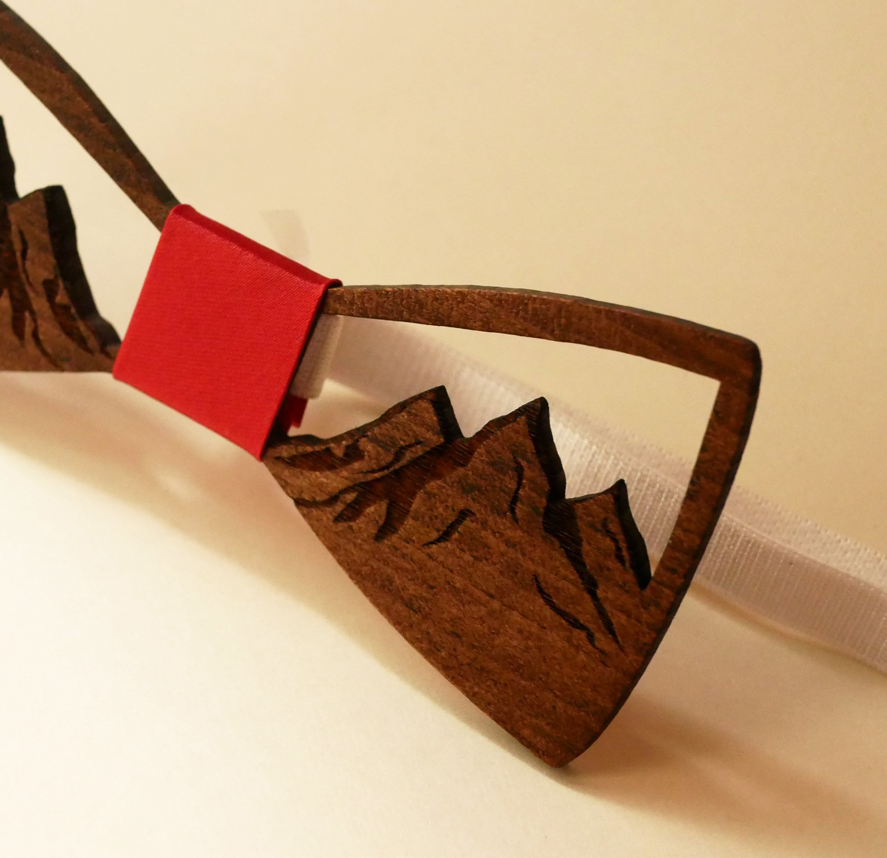 Papillon francese in legno decorato con montagne traforate 