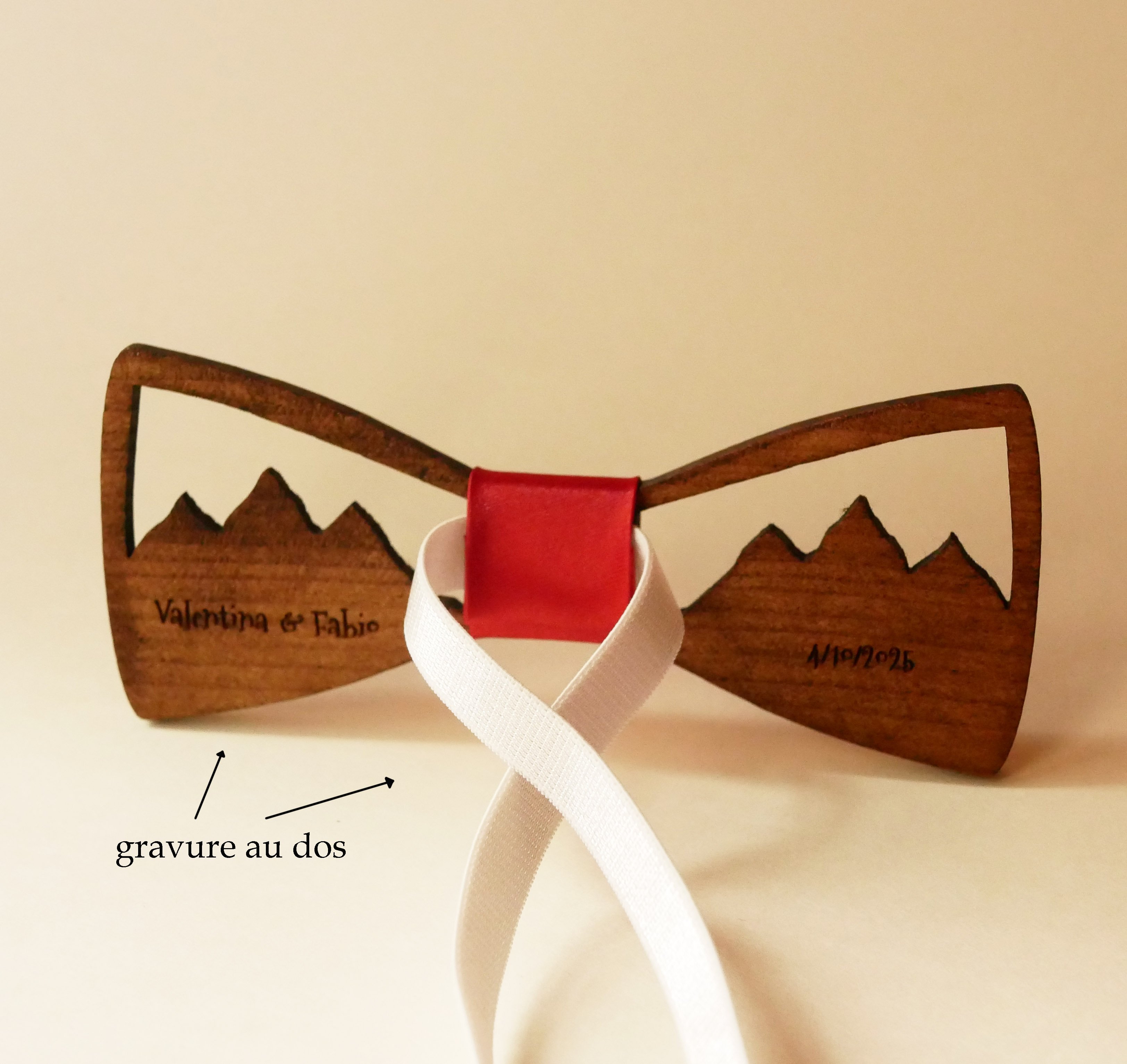 Papillon francese in legno decorato con montagne traforate 