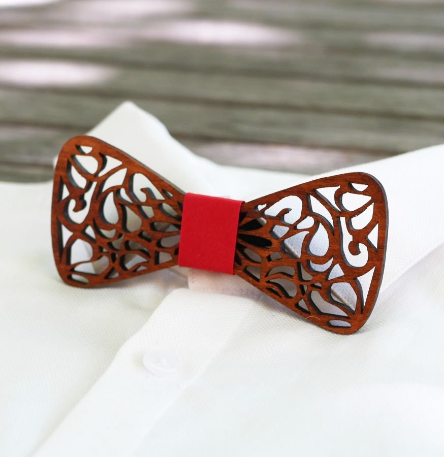 Papillon francese in legno con arabeschi scavati