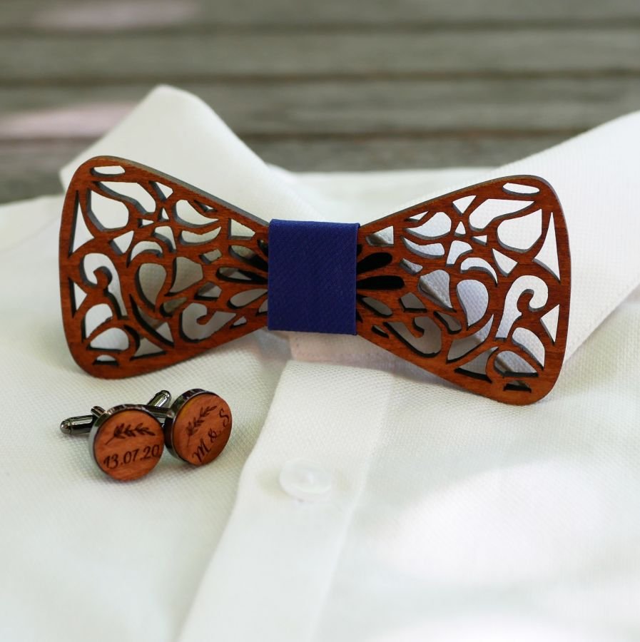 Papillon francese in legno con arabeschi scavati