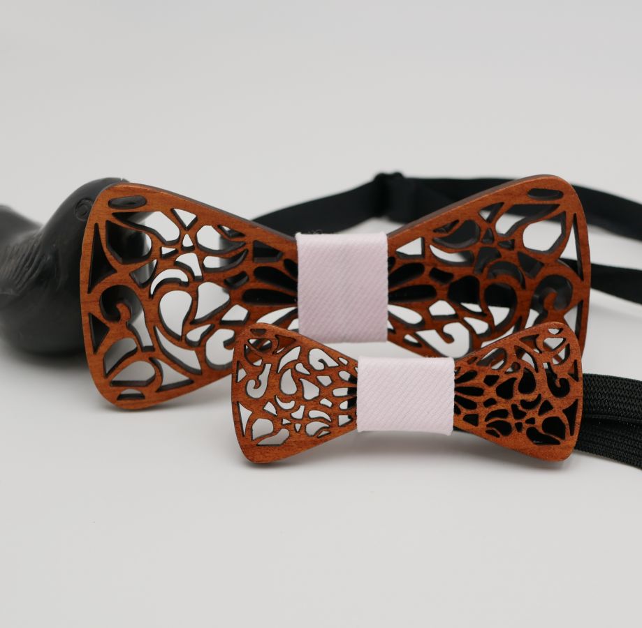 Papillon francese in legno con arabeschi scavati