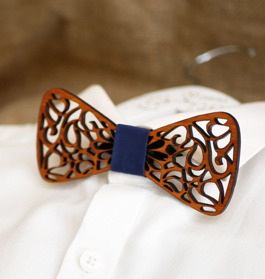 Papillon francese in legno con arabeschi scavati
