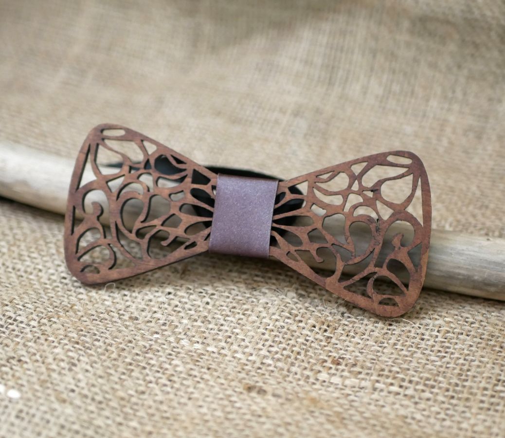 Papillon francese in legno con arabeschi scavati