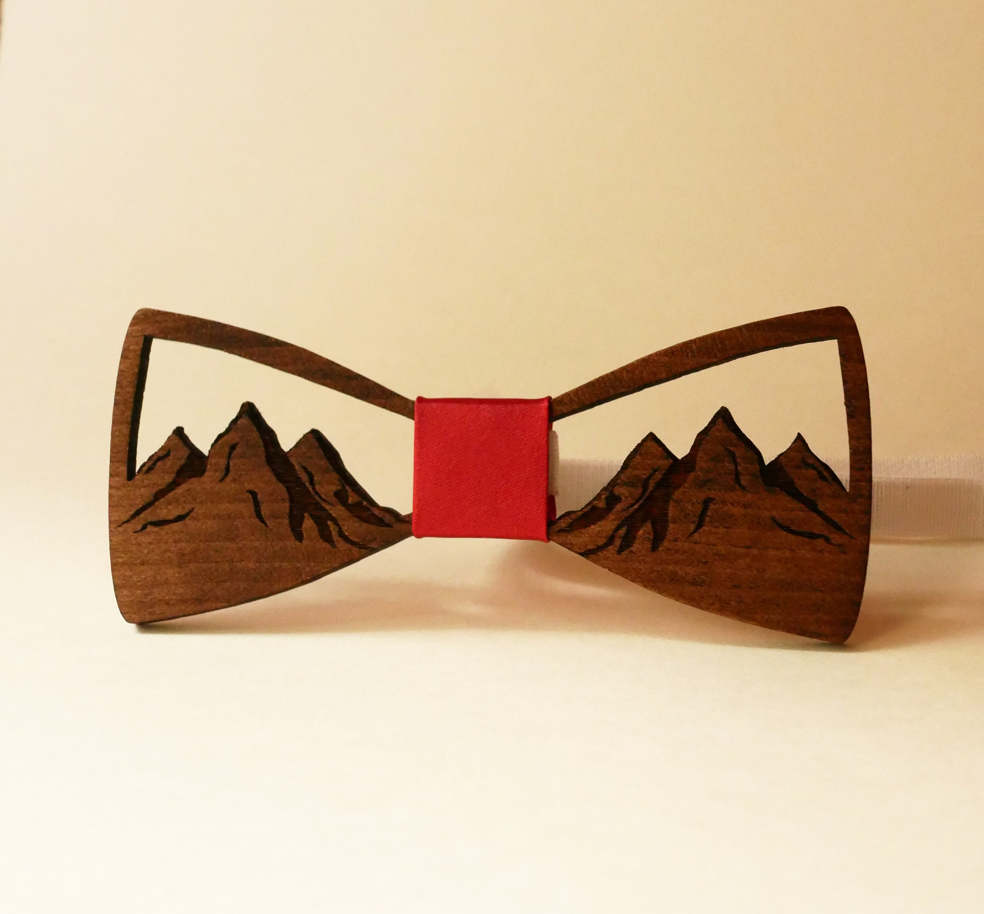 Papillon francese in legno decorato con montagne traforate 